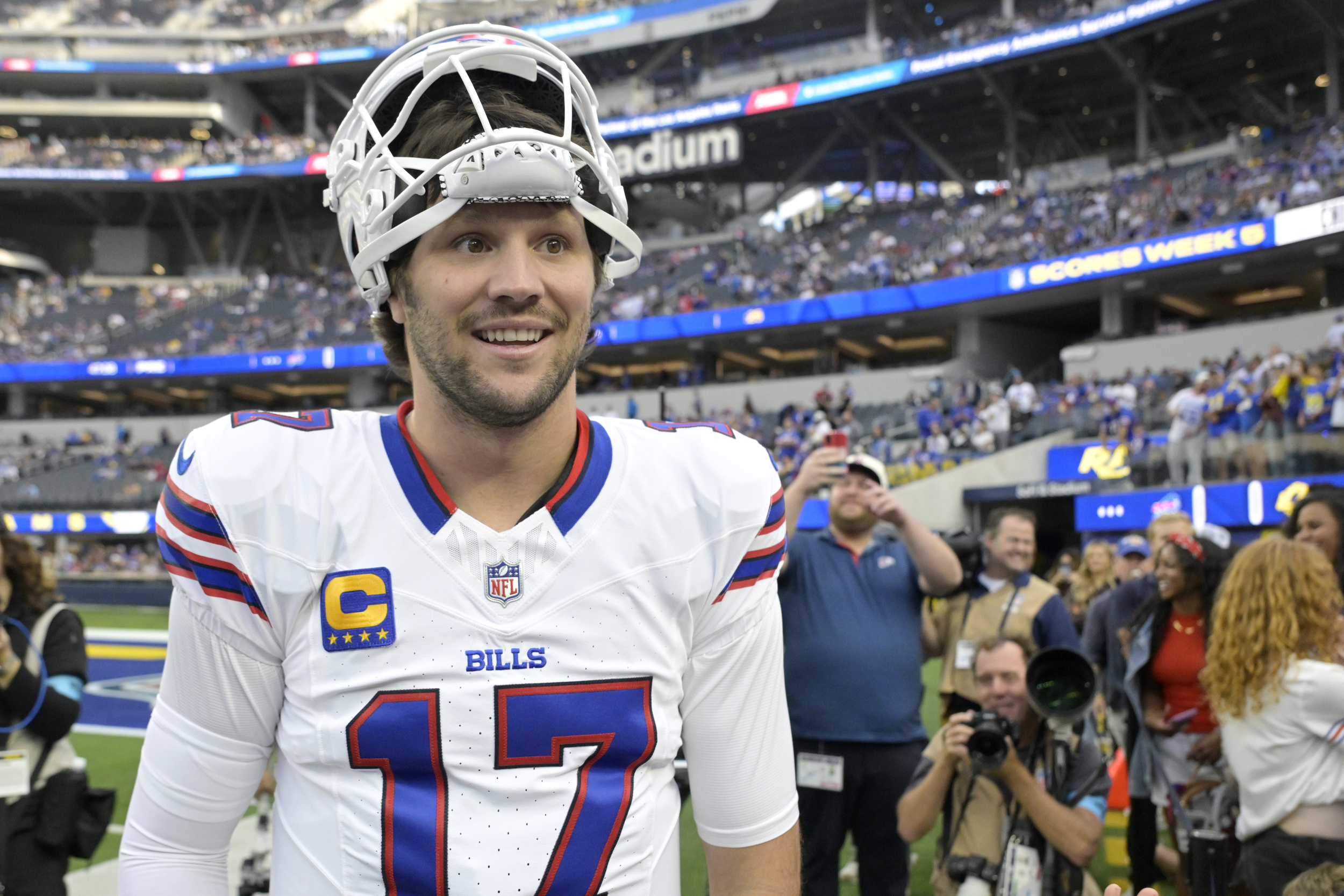 Josh Allen’s highlight leaves wife Hailee Steinfeld going wild