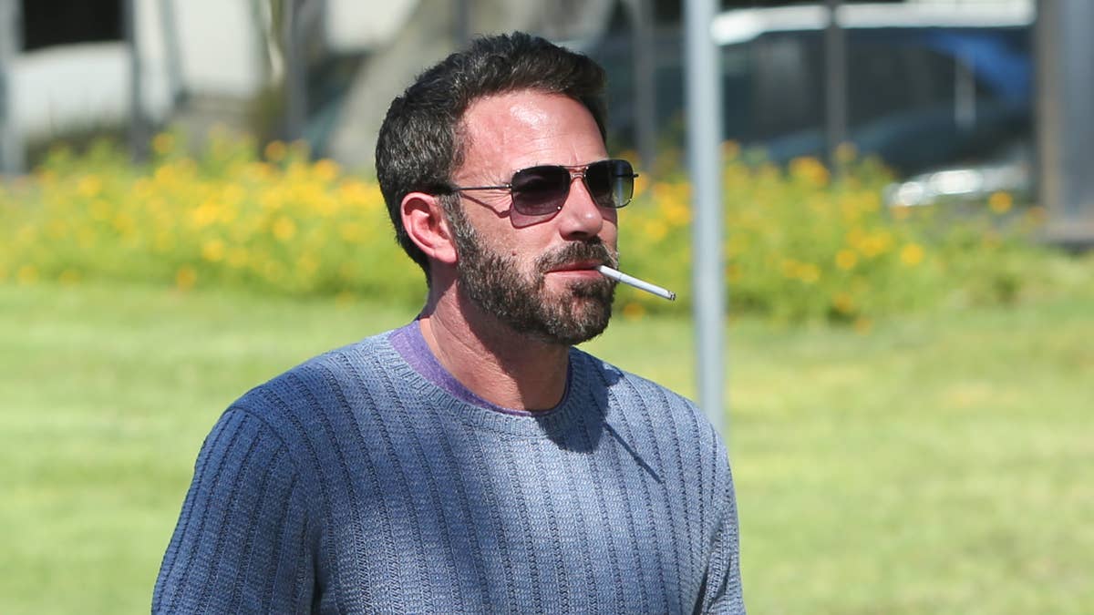 Ben Affleck Jokes About Paparazzi Photos of Him Eating and Smoking on ...