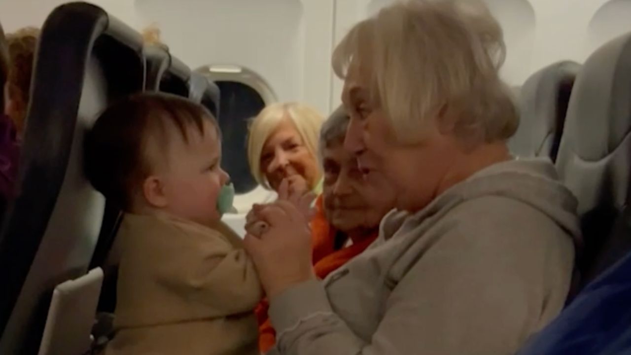 Sweet grandmas help mom on crying baby's first plane ride | Happily