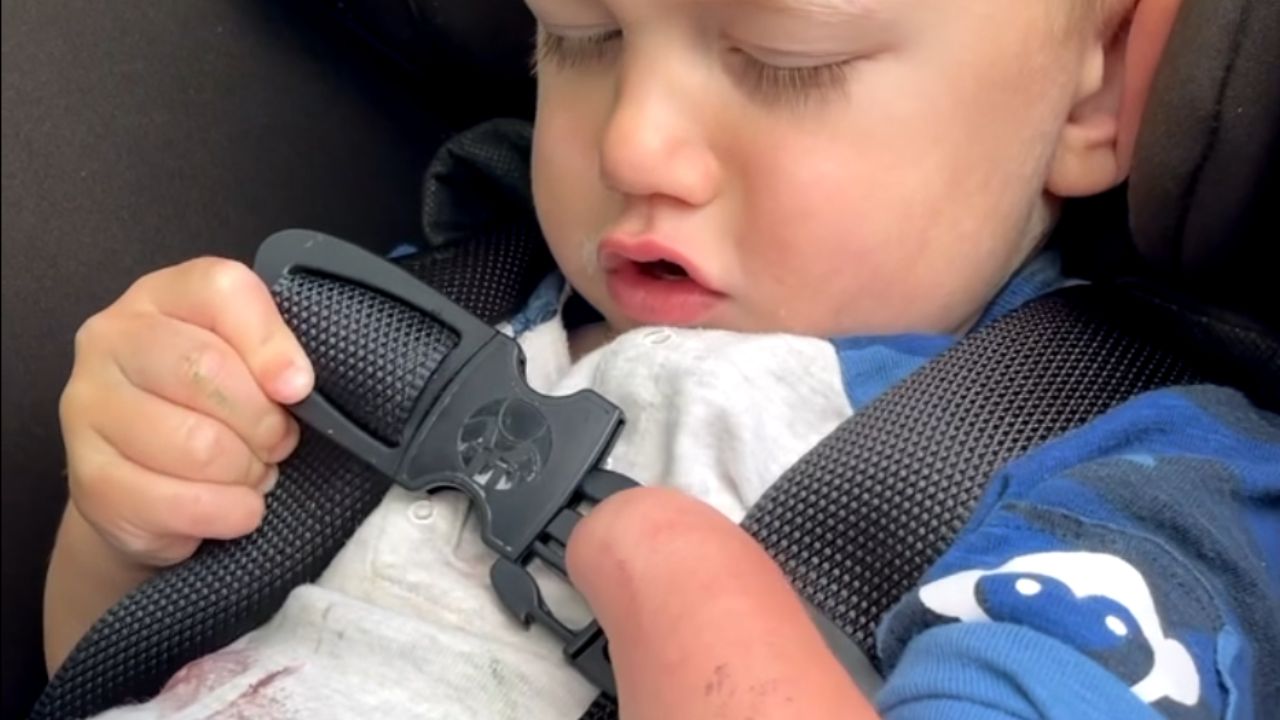 Heartwarming: Young boy overcomes challenges to buckle up
