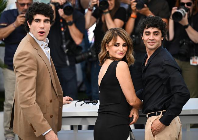 Hollywood softens toward Netflix. Can it win the best picture Oscar?