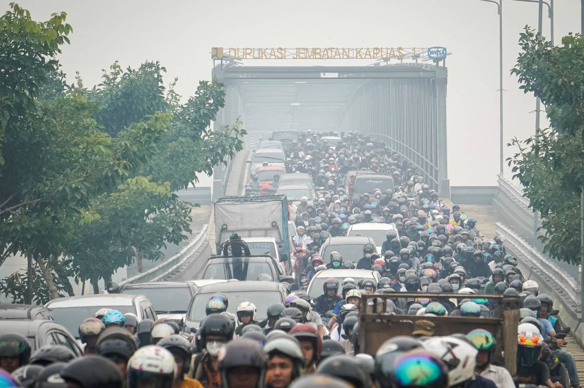 Indonesians on fire-ravaged island sue state for clean air