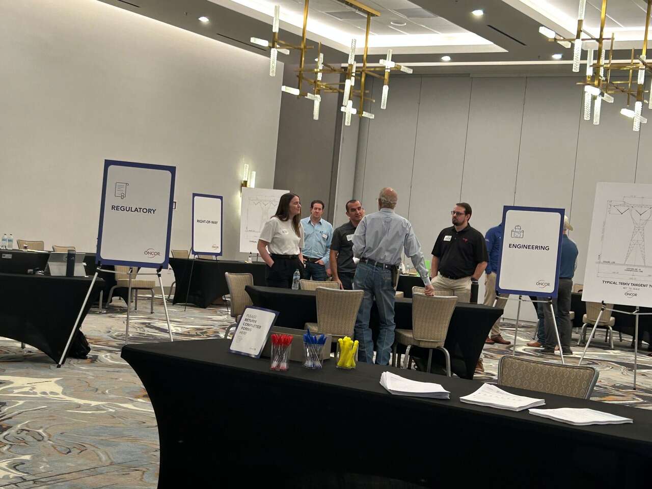 Oncor hosts landowner meeting on transmission lines