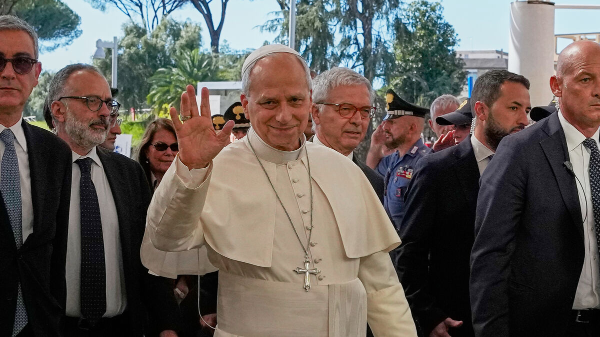 Pope has lung cancer and had lower lobe of right lung removed, Vatican says