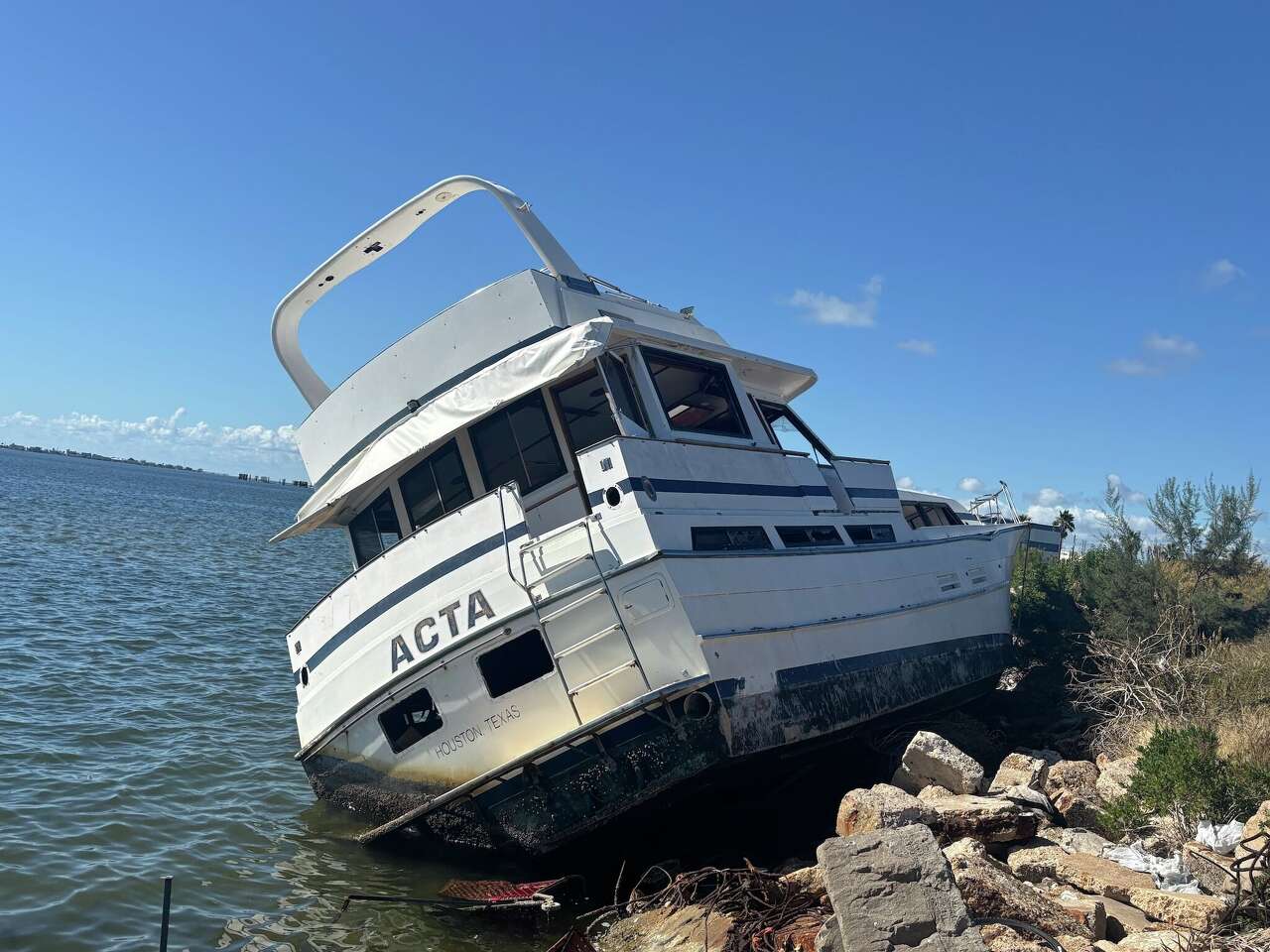 Abandoned yacht near Galveston I-45 exit finally being hauled off