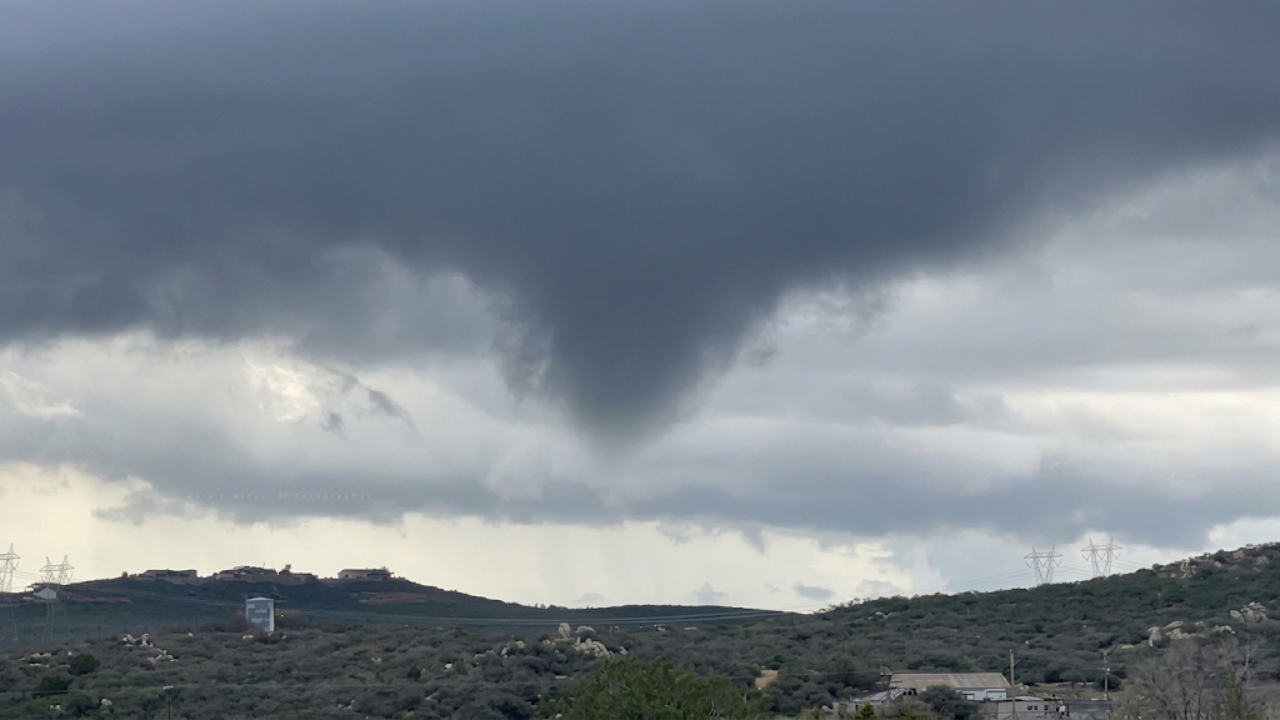 Rare funnel wall cloud near Dewey, Arizona