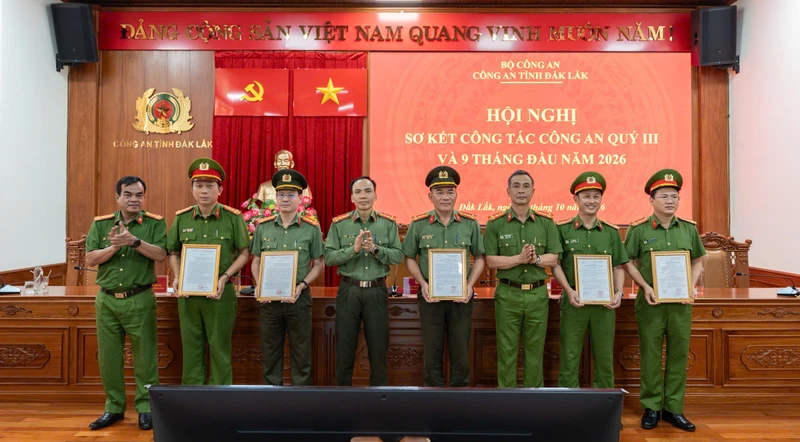 Khen thưởng lực lượng phá án vụ vợ chồng nổ được bề trên ban lộc cho trúng số, lừa hơn 50 tỷ