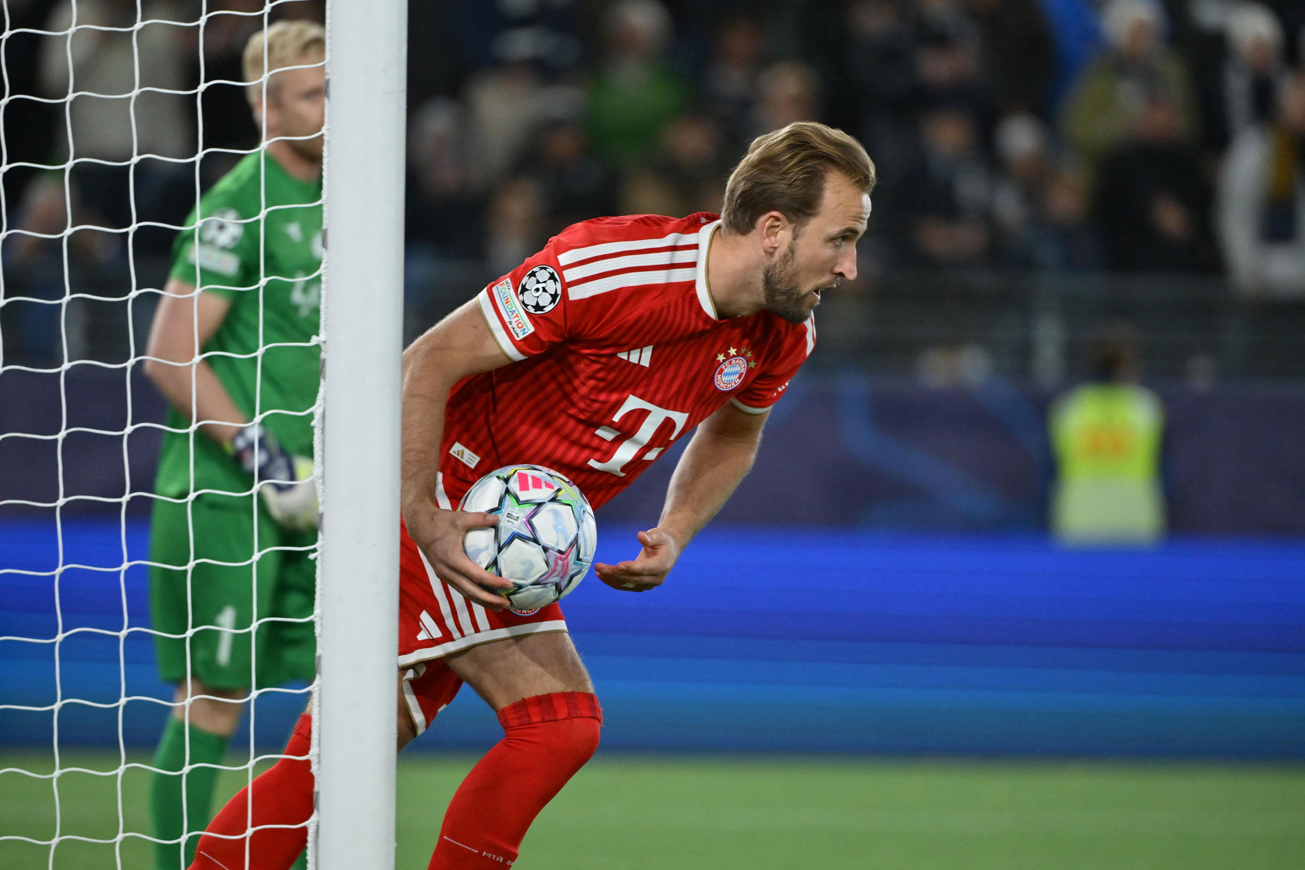Harry Kane receives Man of the Match award in Bayern Munich’s ...