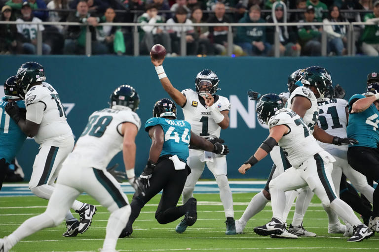 Eagles' 3-game skid exposes an offense still searching for an identity