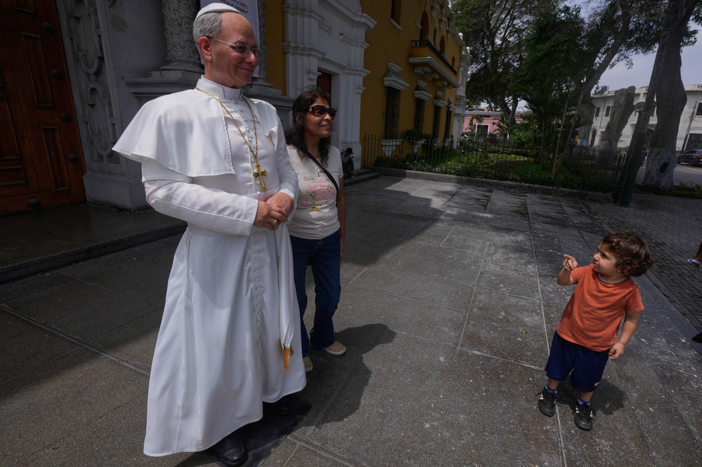 PERÚ-PAPA-ESTATUA