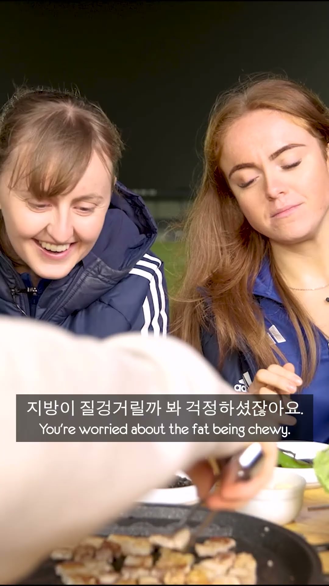 British footballers try Korean BBQ samgyeopsal for the first time ...