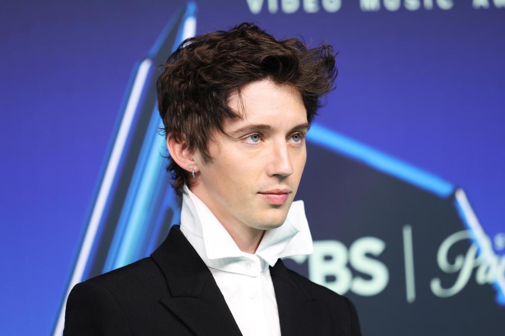 Troye Sivan & Role Model dance to 'Cowboy' on TikTok