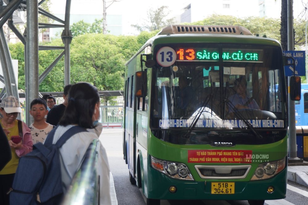 TPHCM tăng chuyến metro số 1, xe buýt phục vụ lễ truy điệu và an táng 731 hài cốt liệt sĩ
