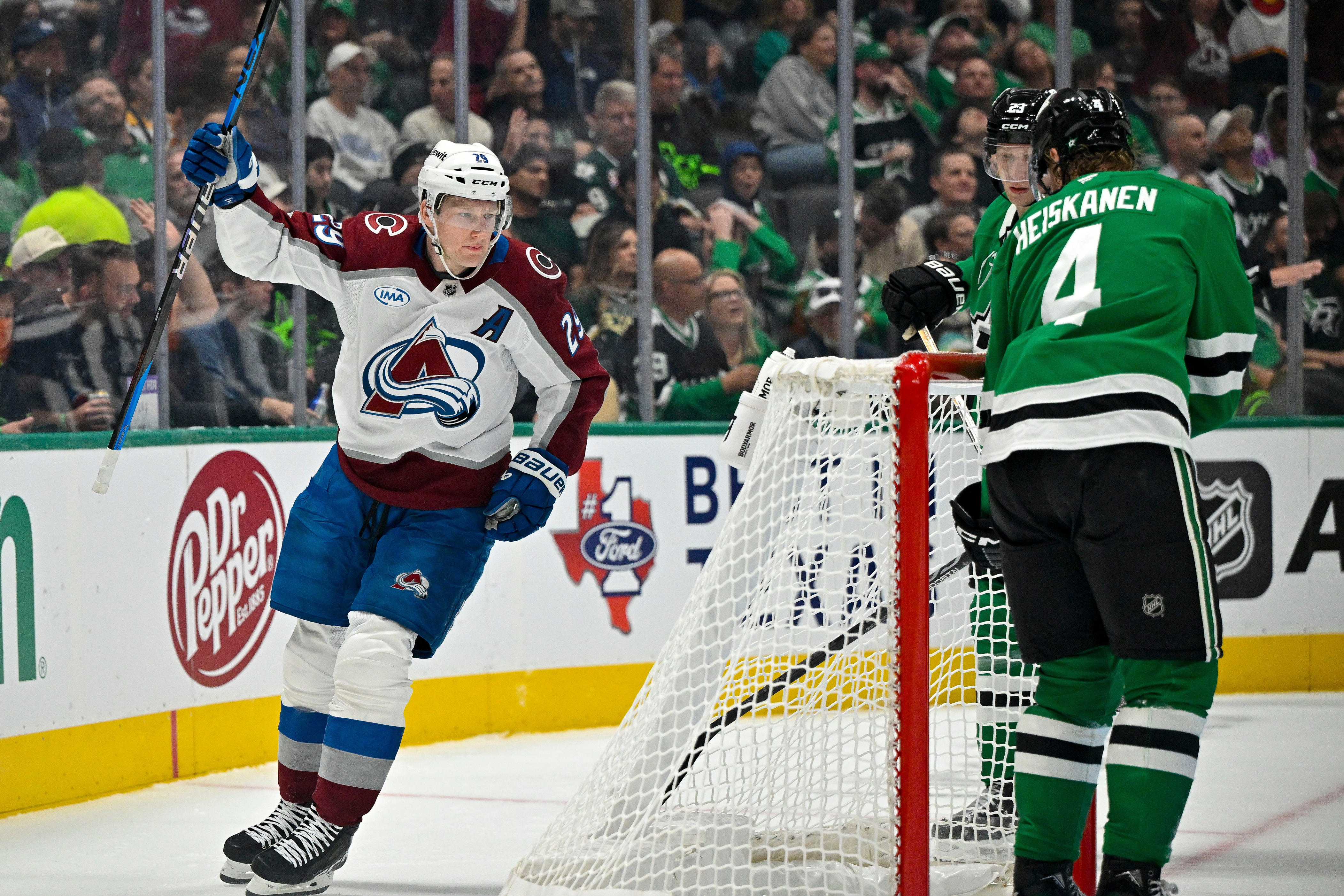 Nathan MacKinnon left bloody after big fight with Roope Hintz