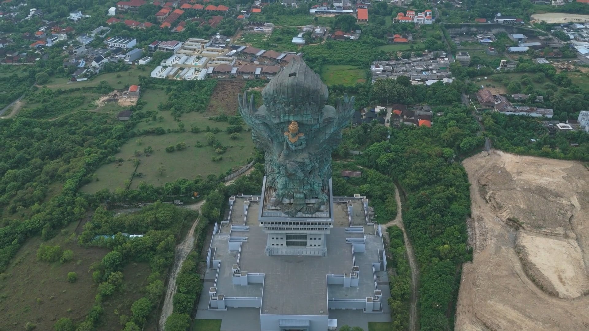 Patung Garuda raksasa Bali menjulang tinggi di atas pulau