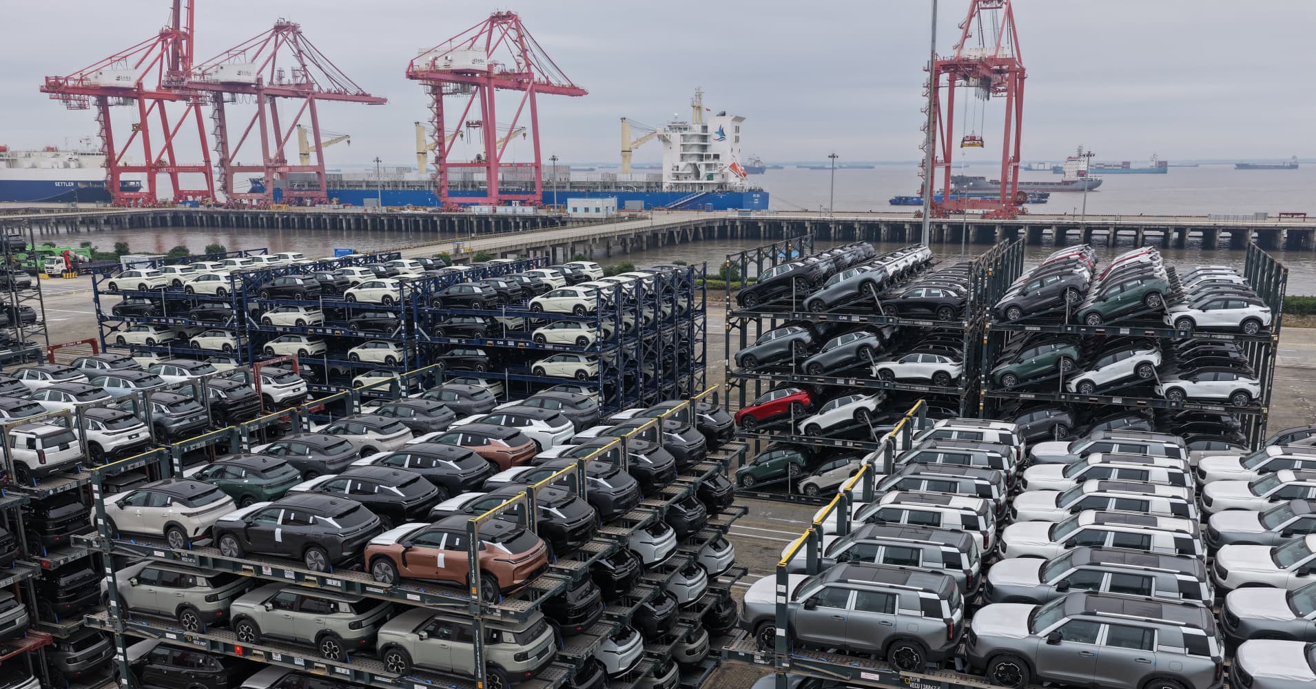 China's exports and imports surge past expectations in September
