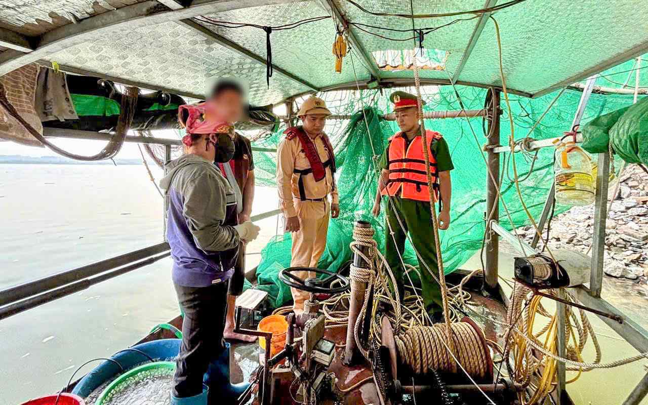 Liên tiếp phát hiện người dùng kích điện đánh cá trên sông Hồng, sông Đuống