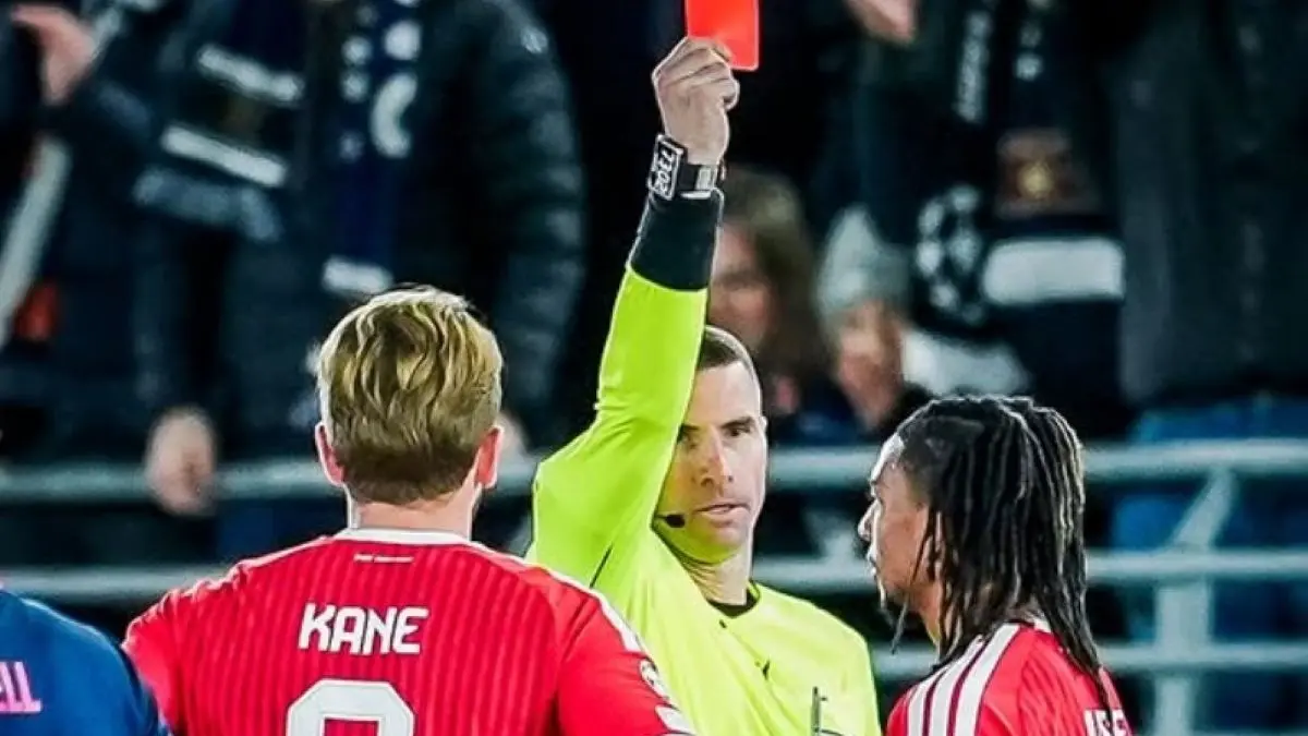Bayern Munchen Tertahan Imbang 3-3, Olise Terima Kartu Merah Pertama di ...