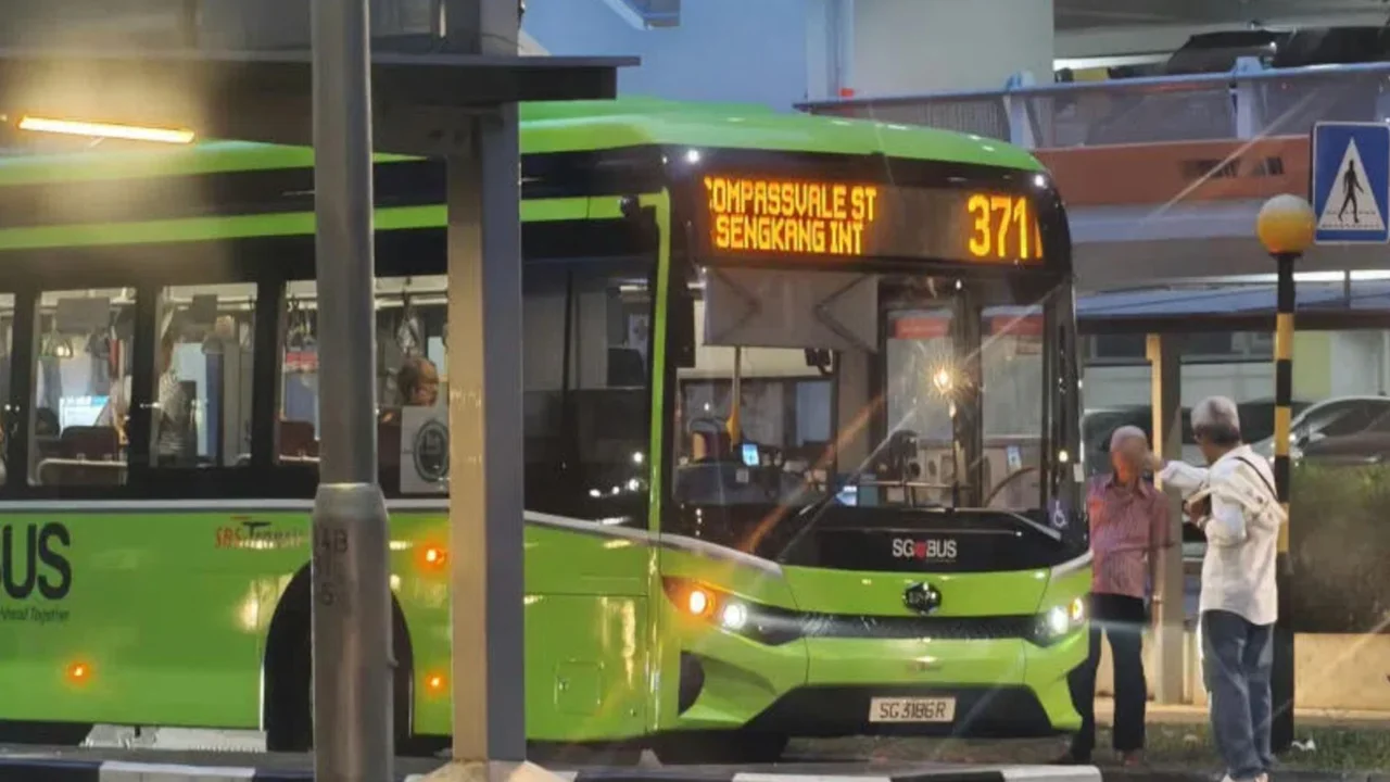 Man runs into road to block bus that did not break for him at ...