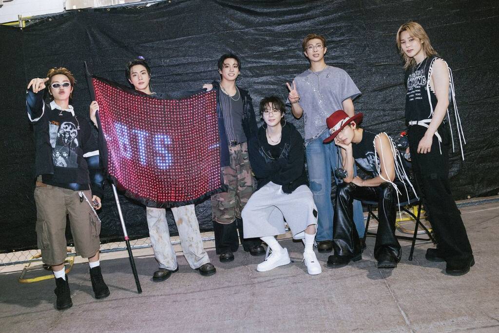 BTS tạo dấu ấn riêng cho từng đêm diễn trong tour ARIRANG