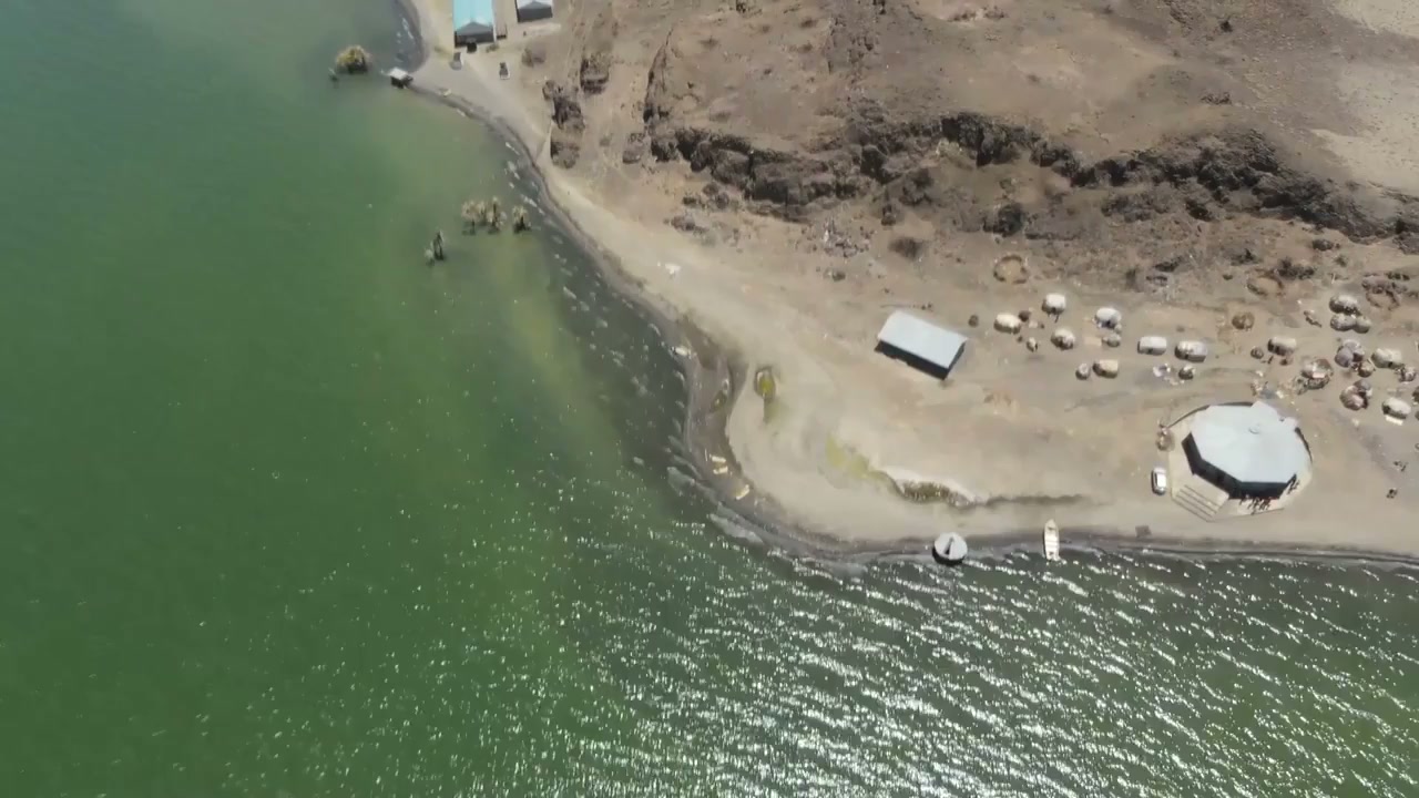 Lac Turkana, Kenya : Un drone survole les eaux turquoise