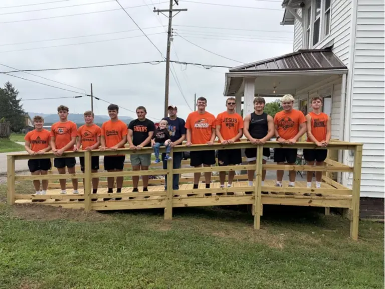 High schooler recruits his football team to build wheelchair ramp for ...