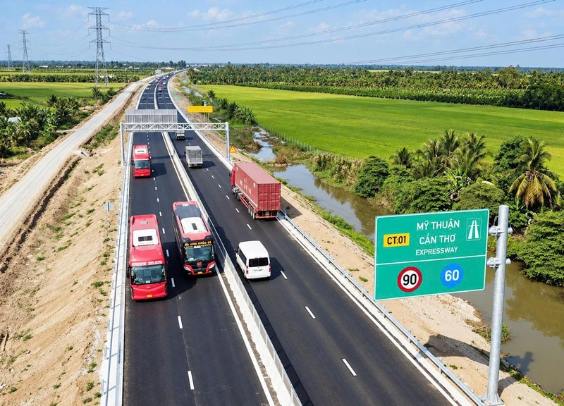 Tạm đóng cao tốc Mỹ Thuận - Cần Thơ một số khung giờ để lắp dầm cầu vượt