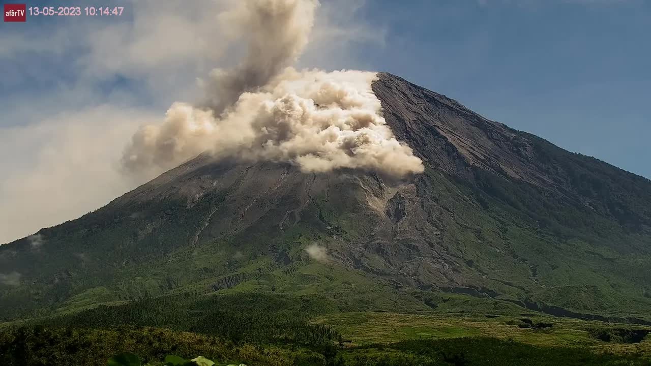 Terrifying footage captures a powerful pyroclastic flow sweeping down ...
