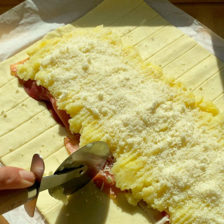 Strudel speck e patate: la ricetta facile, croccante e filante