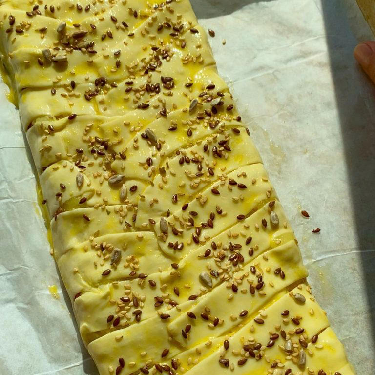 Strudel speck e patate: la ricetta facile, croccante e filante