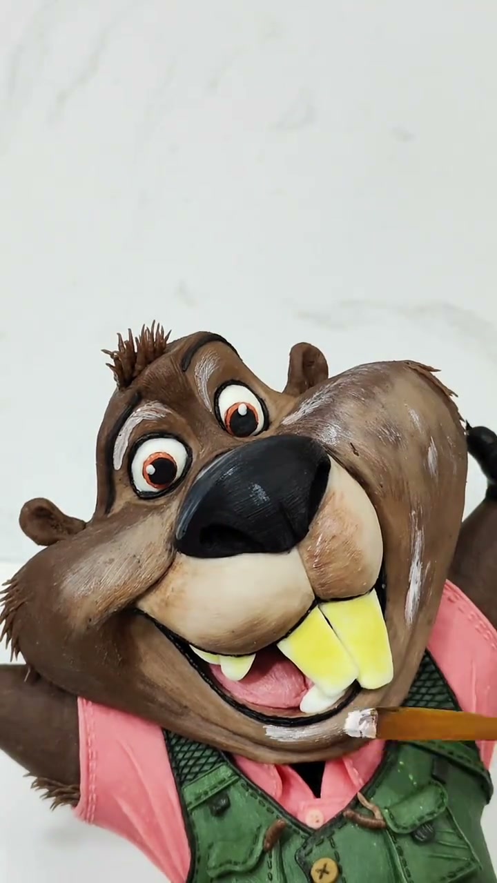 Hilarious buck toothed beaver cartoon cake gets hand painted fur