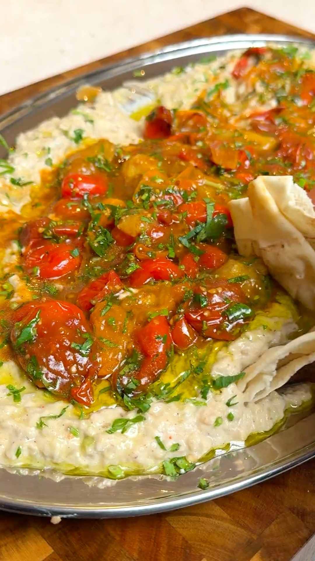 Gerösteter Auberginen-Dip mit Tahini und Balsamico-Tomaten