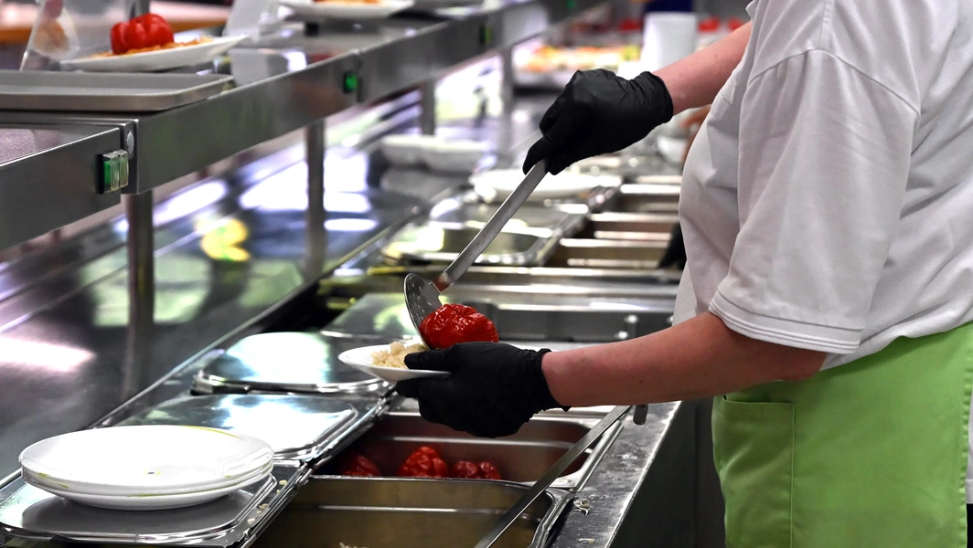 6 buffet etiquette habits staff appreciate