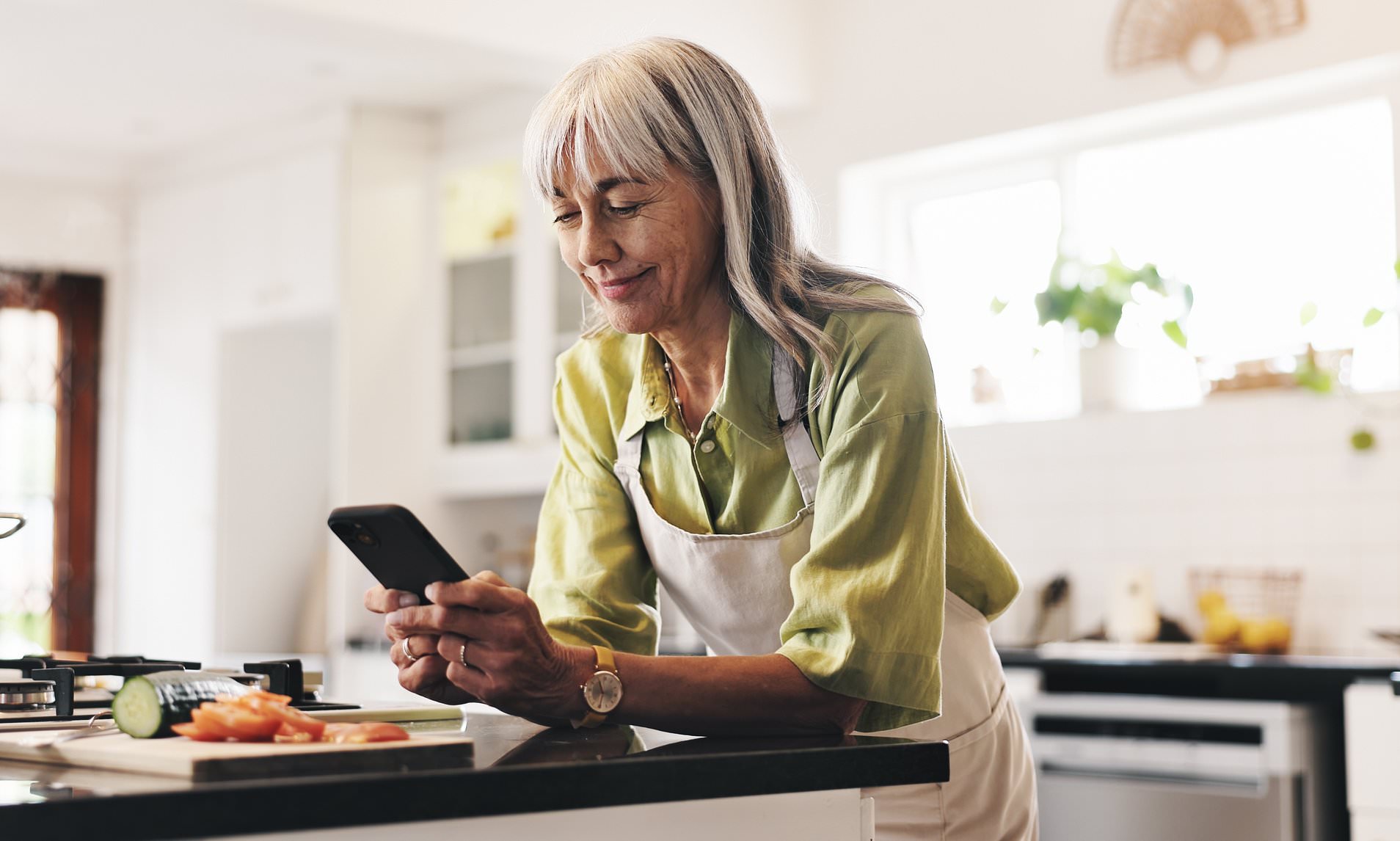 Etiquette expert reveals why 'Sorry, just seen this' is bad manners ...