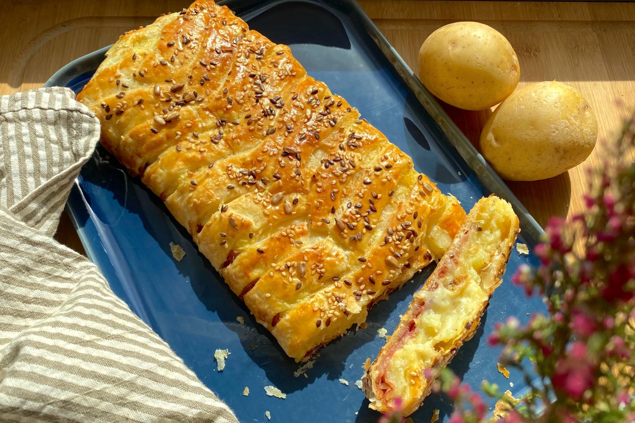 Strudel speck e patate: la ricetta facile, croccante e filante