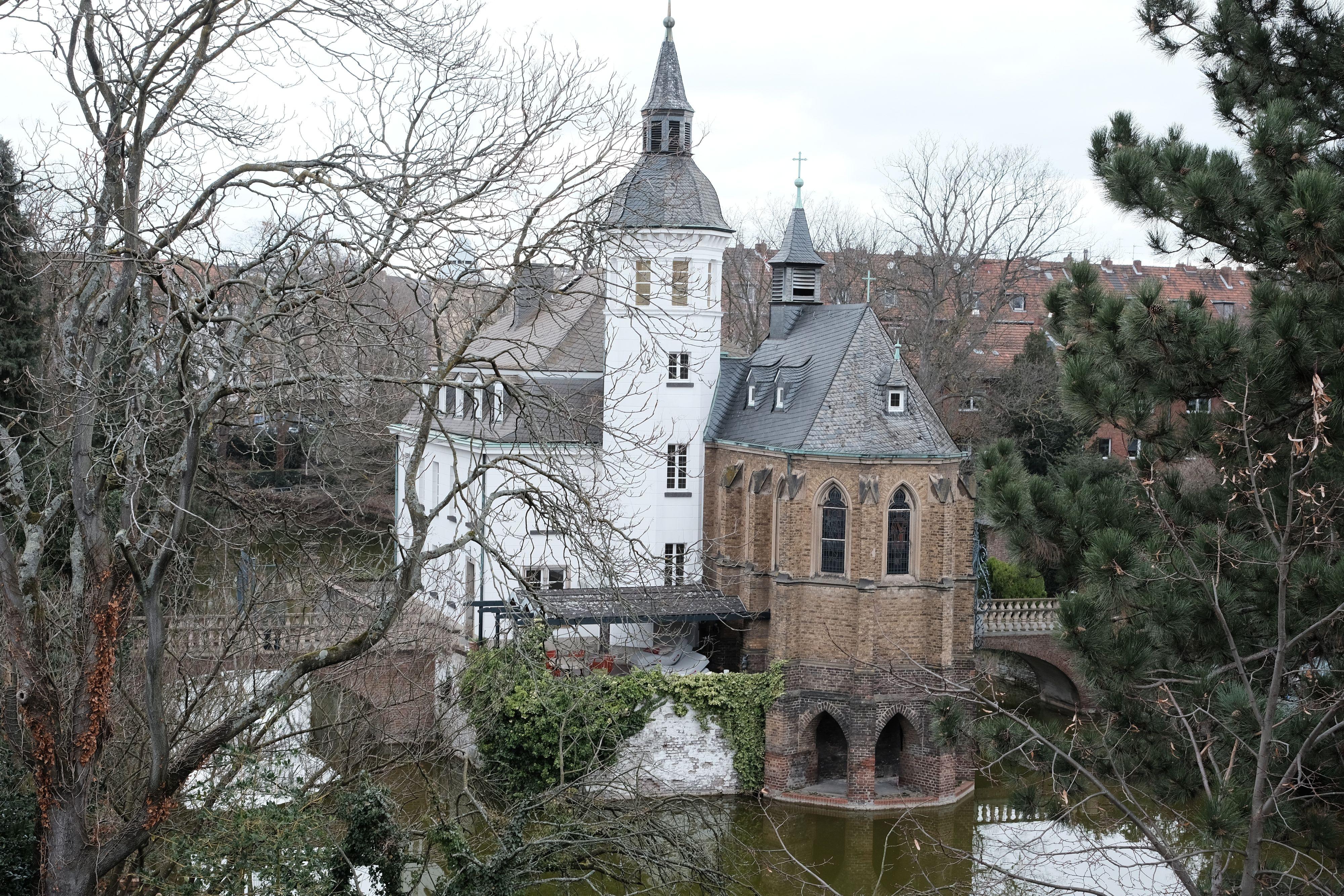 Wasserschloss Weißhaus: So sieht es hinter den hohen Mauern in Köln ...
