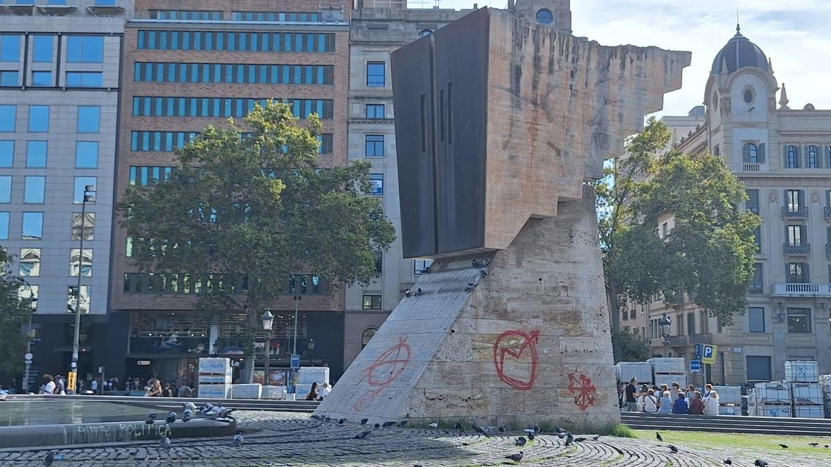 Vandalizan con pintadas el monumento a Francesc Macià y otras ...