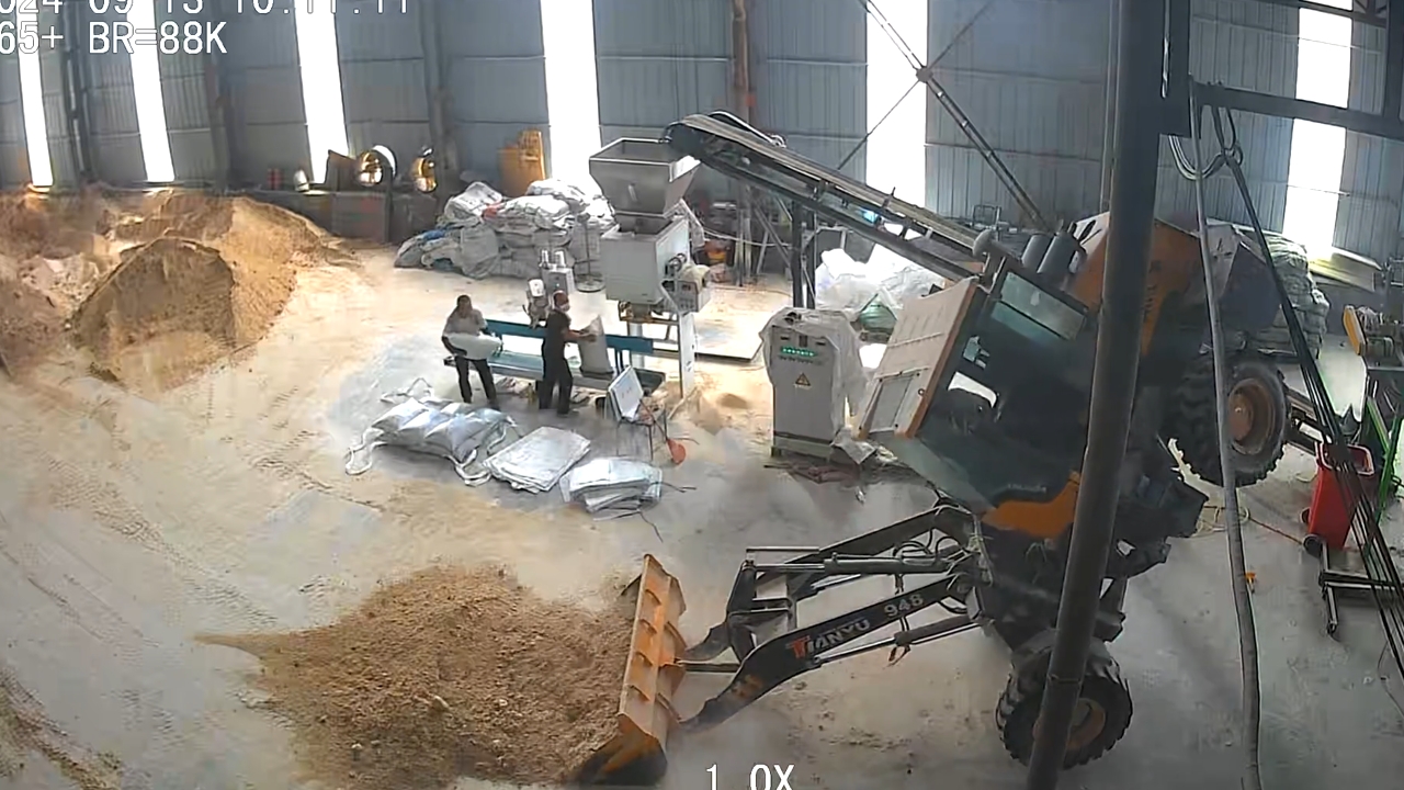 Loader truck tips over while loading sand in Shanxi factory