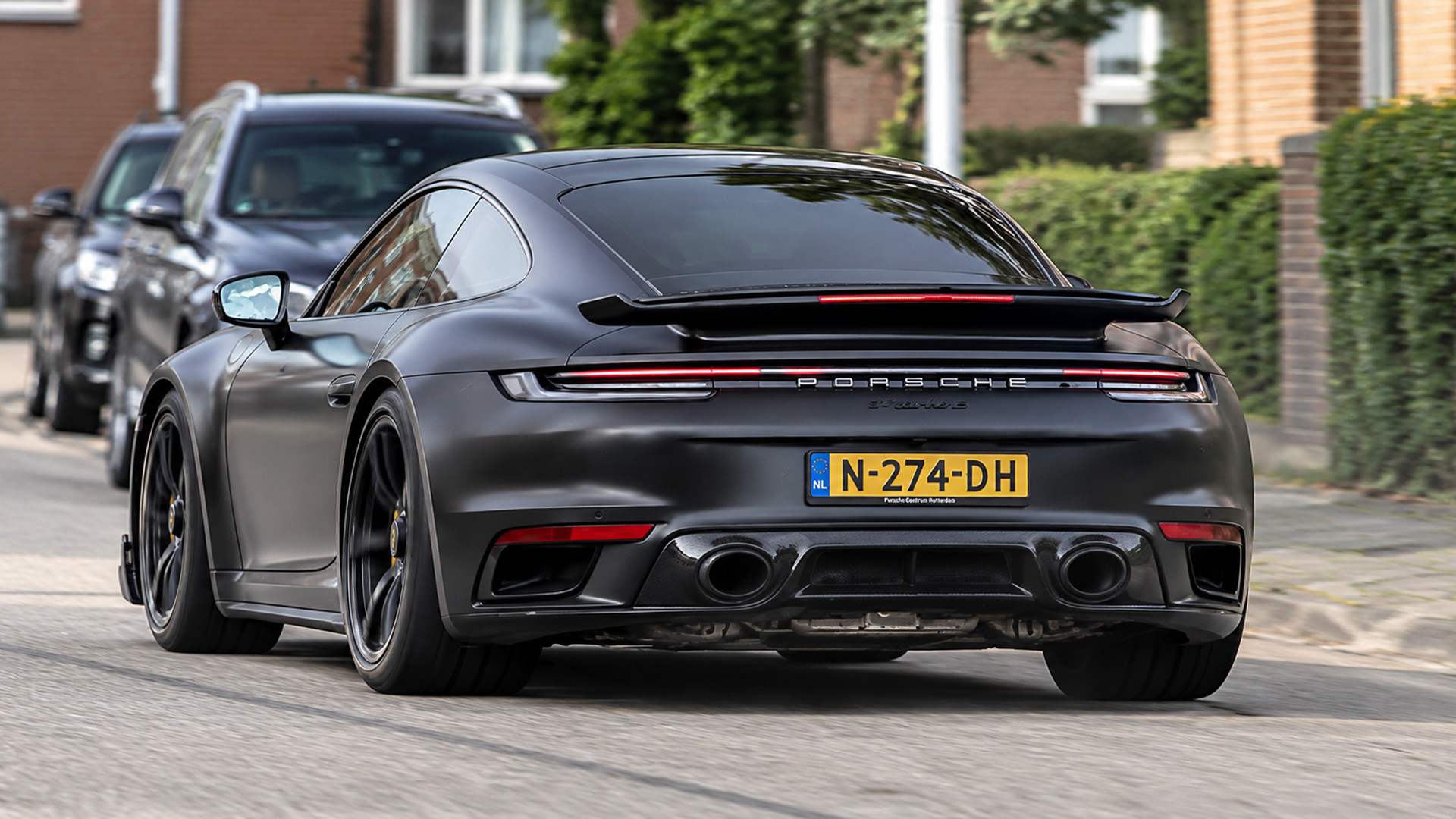 640 HP Porsche 911 Turbo S accelerates with Akrapovič exhaust