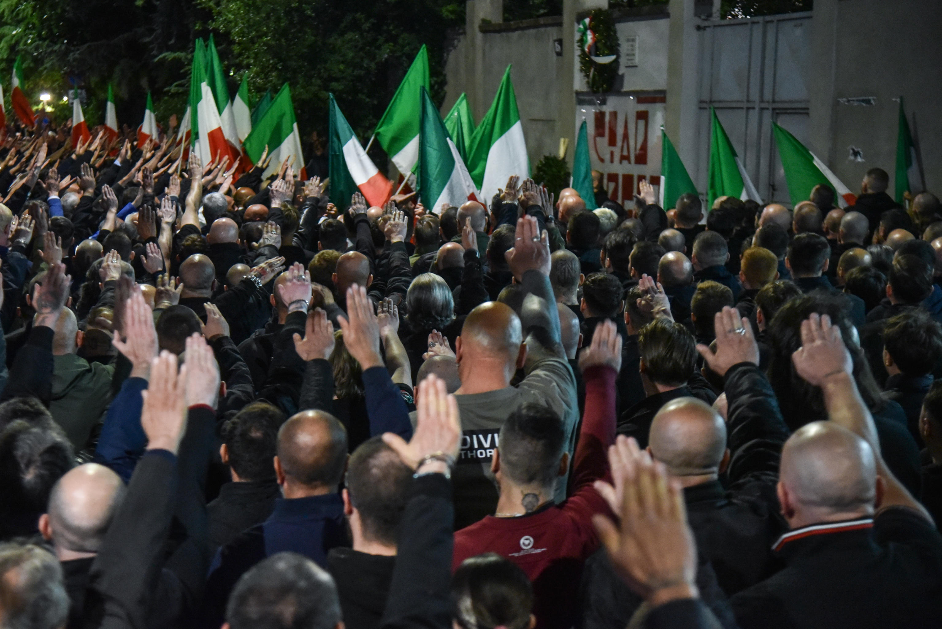 Assolti in 23 per saluti romani, 'il solo gesto fascista non è pericoloso'