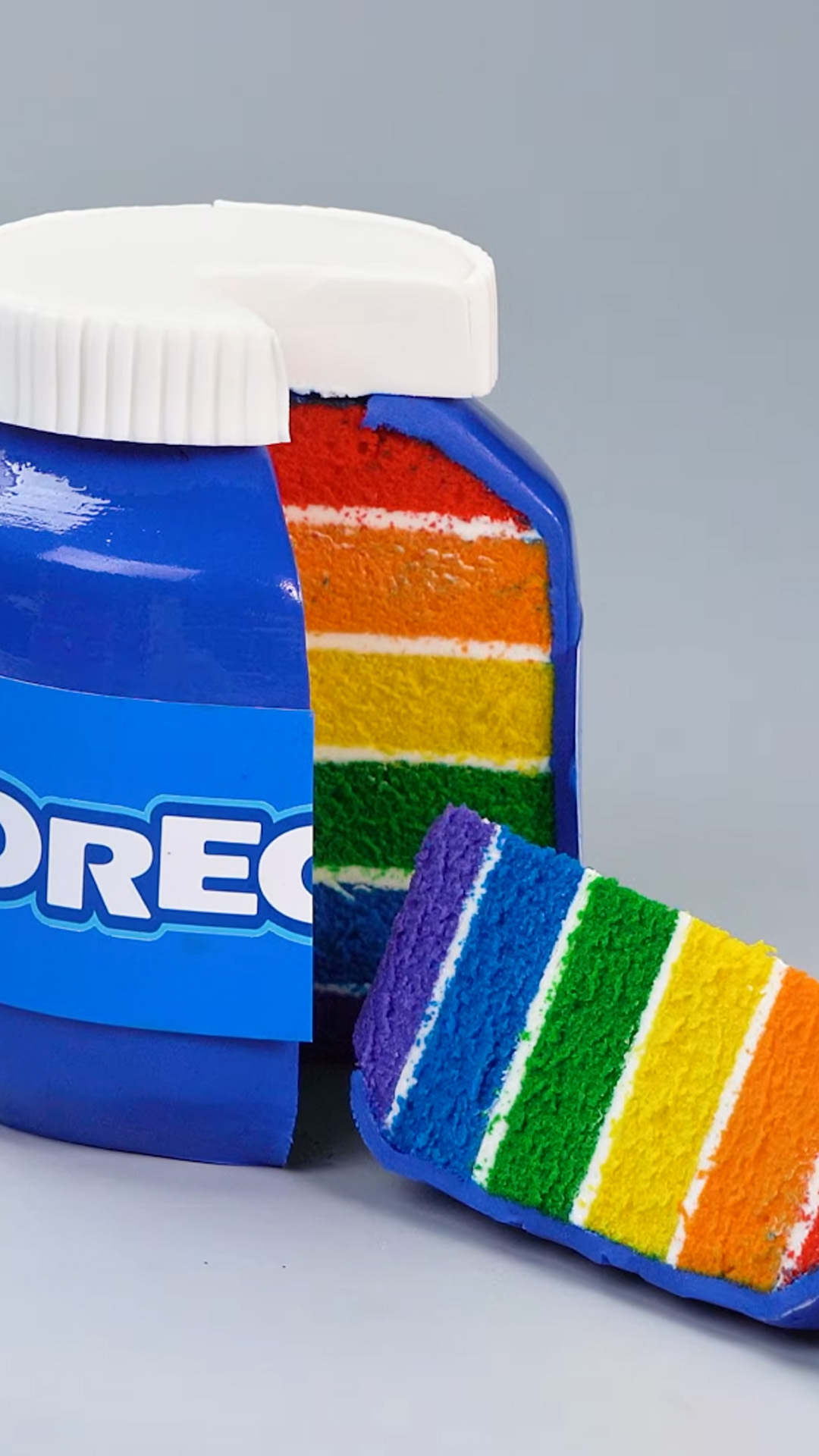 Creating a realistic Oreo jar cake with rainbow layers