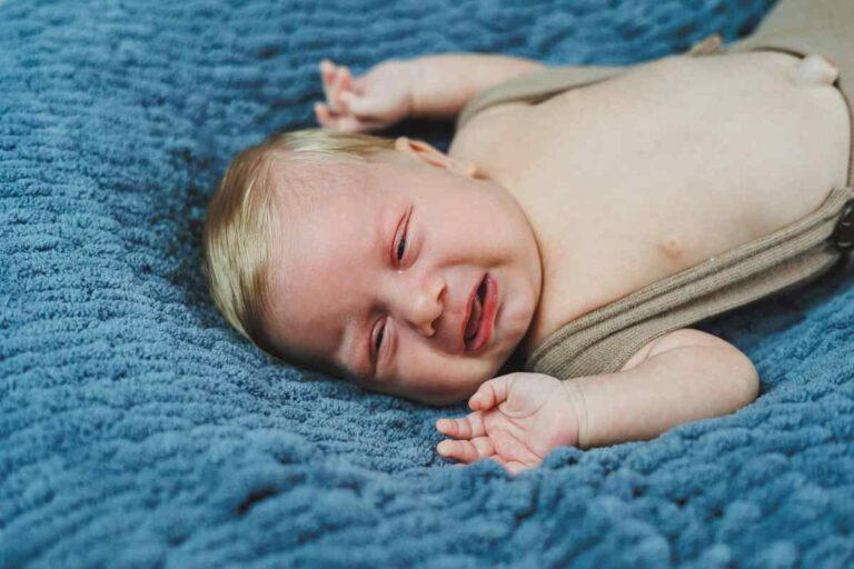 Come calmare un neonato che piange: il metodo “The Hold” tra popolarità ...