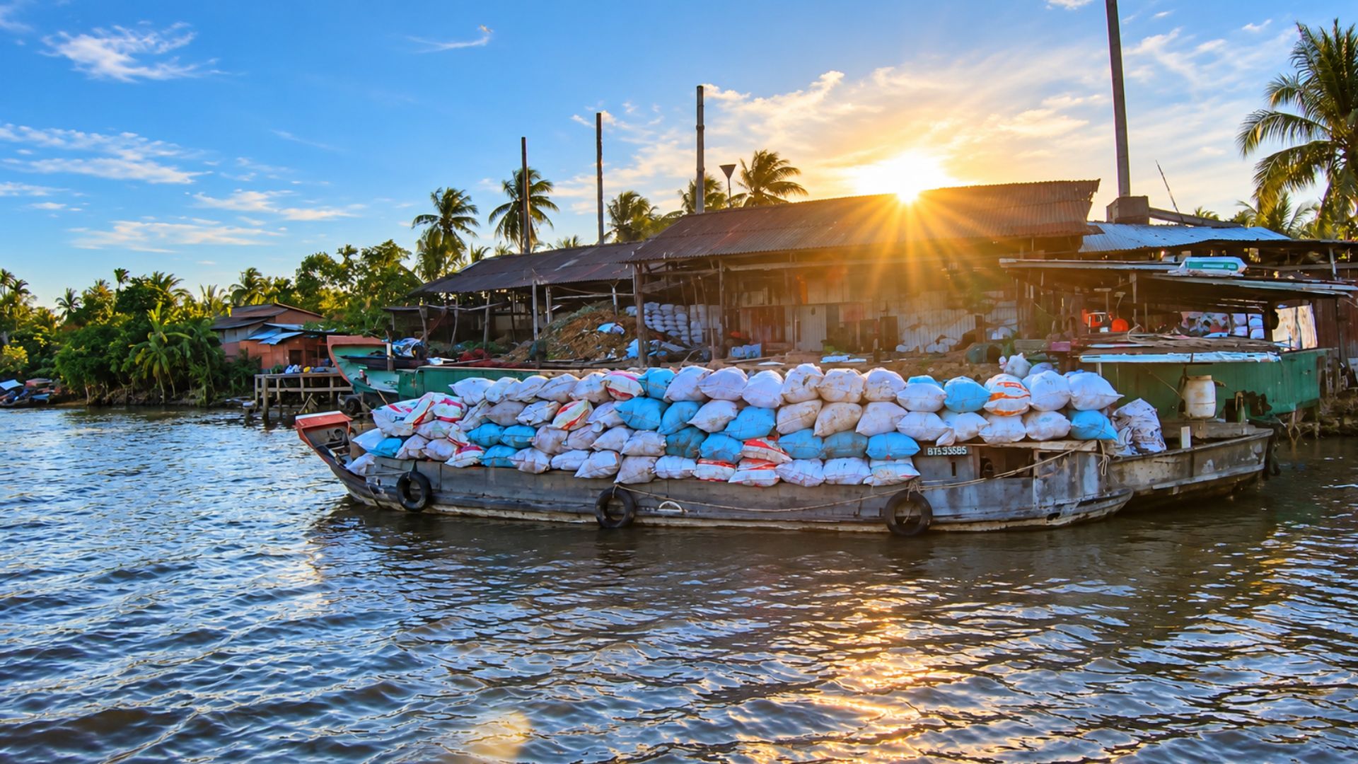 Barcos de carga y vida junto al río en el río Hàm Luông (4K)