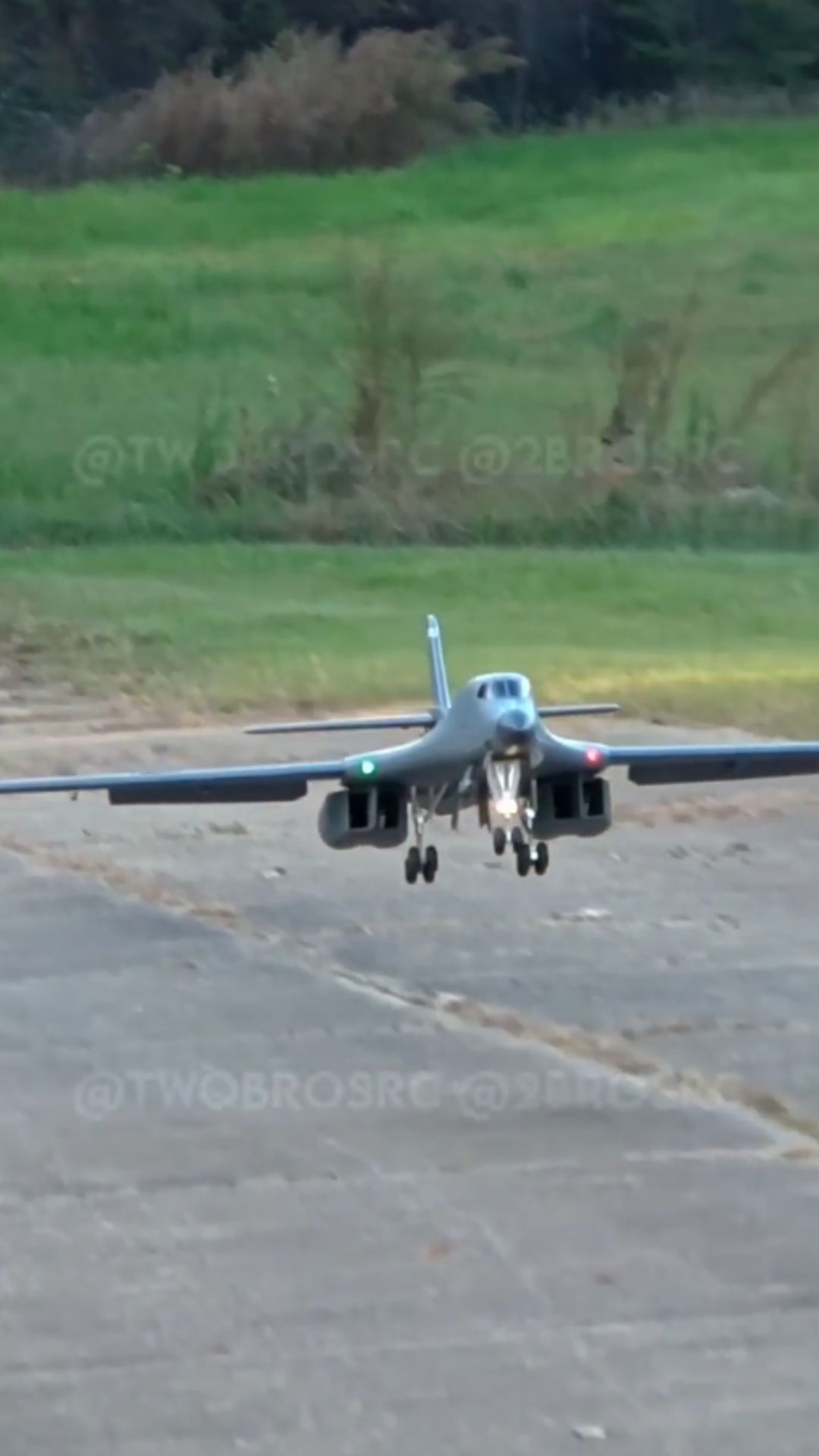 B-1B Lancer RC bomber makes a controlled runway landing
