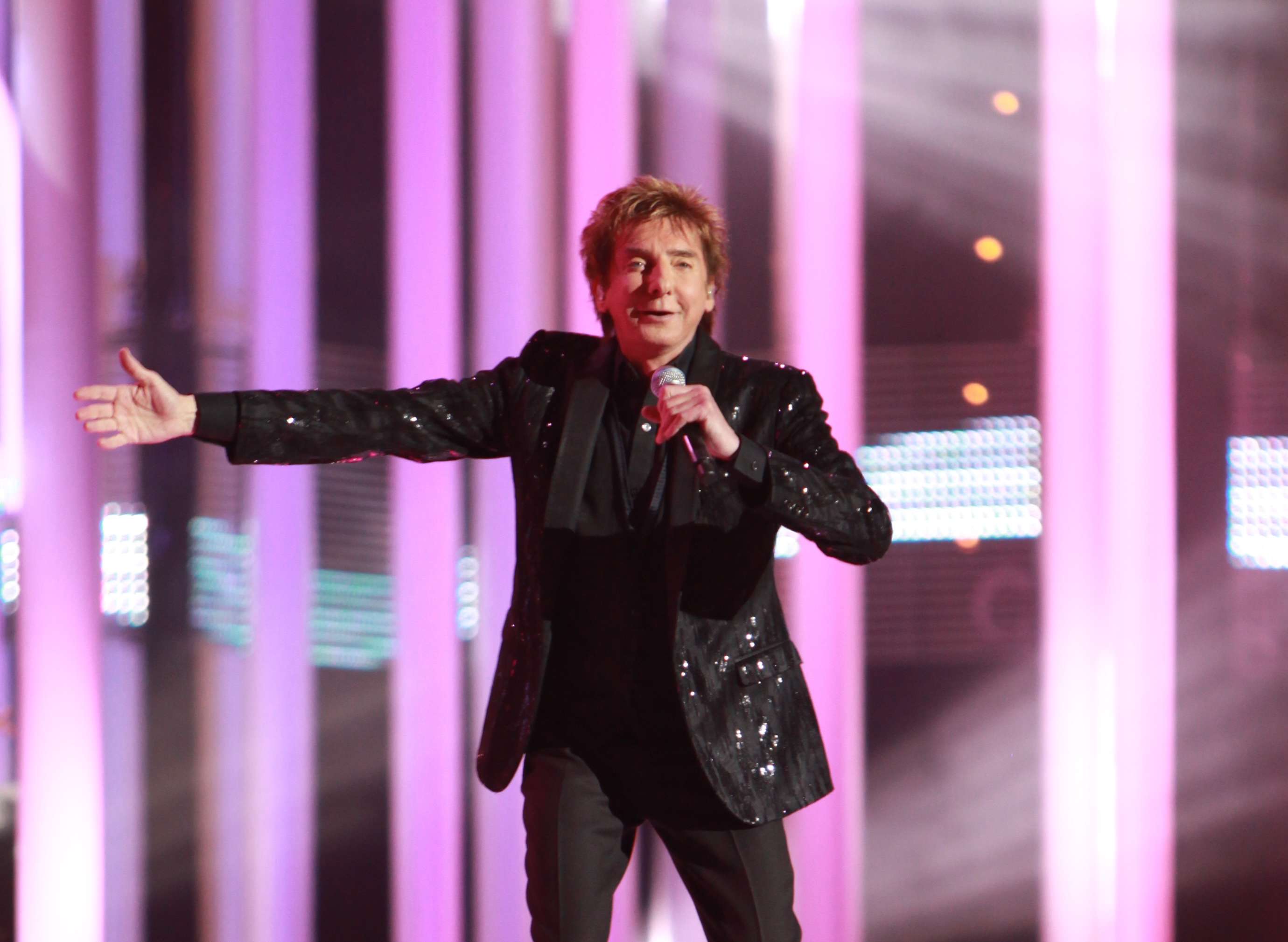 Barry Manilow forlod scenen efter to sange dagen efter comeback