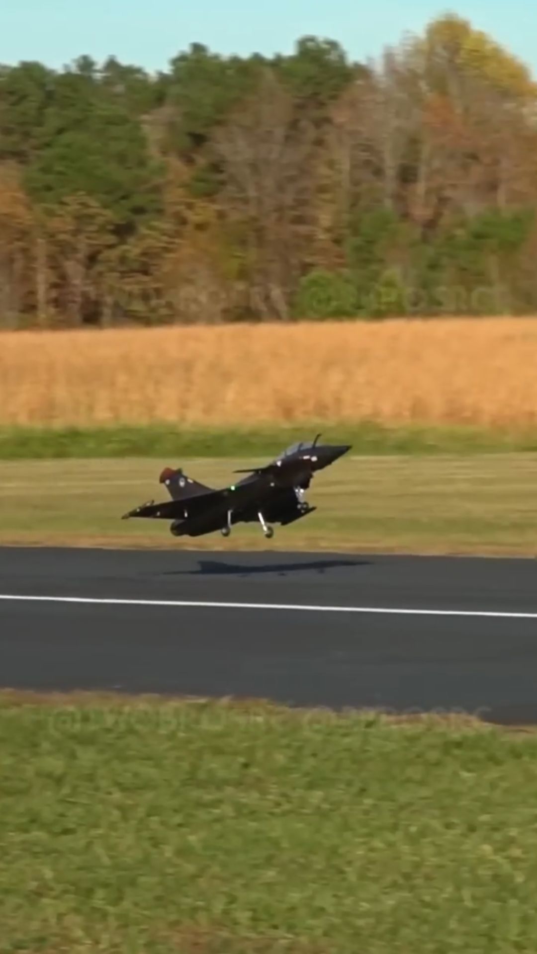 Rafale RC jet showcases a controlled runway touchdown
