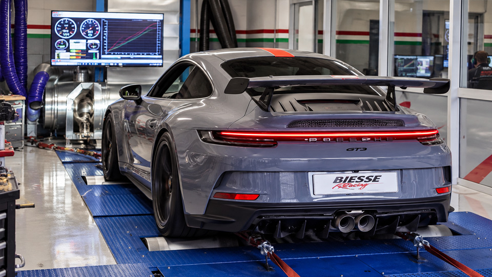 Porsche 992 GT3 RS screams to 9,000 RPM on the dyno