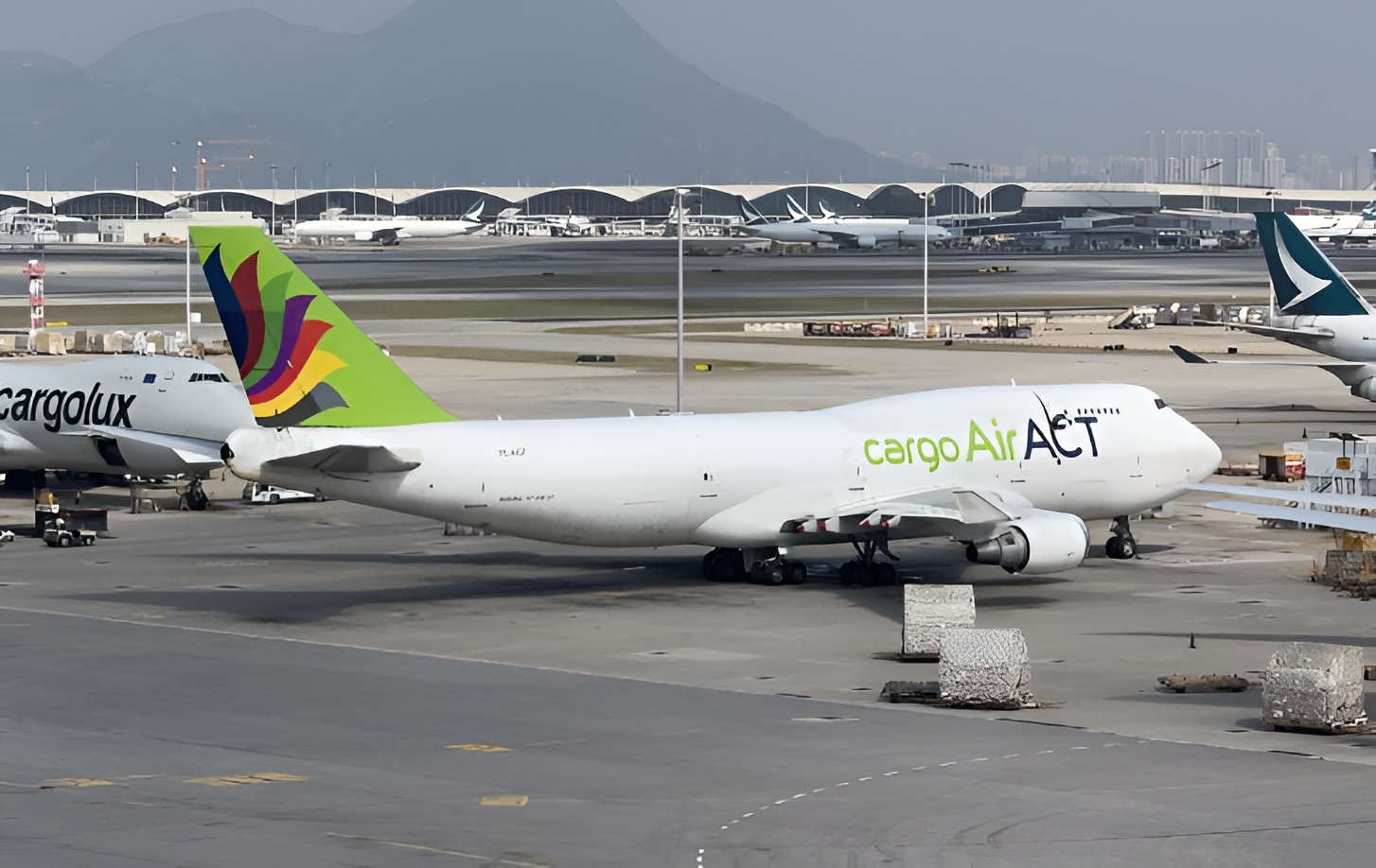Hong Kong probes unexplained thrust-lever movement in fatal Boeing ...