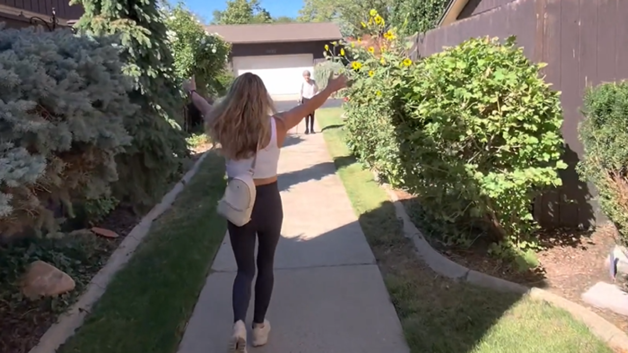 Heartwarming reunion: Daughter arrives unexpectedly at elderly mother's ...
