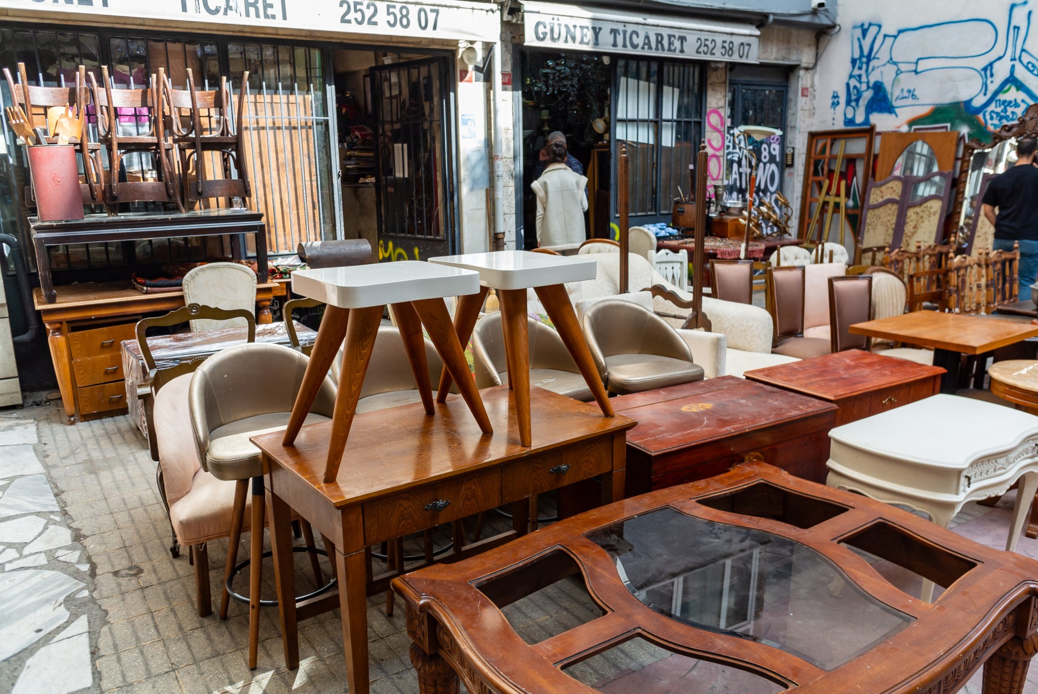 Woman thrifts antique table, then manager makes shocking threat